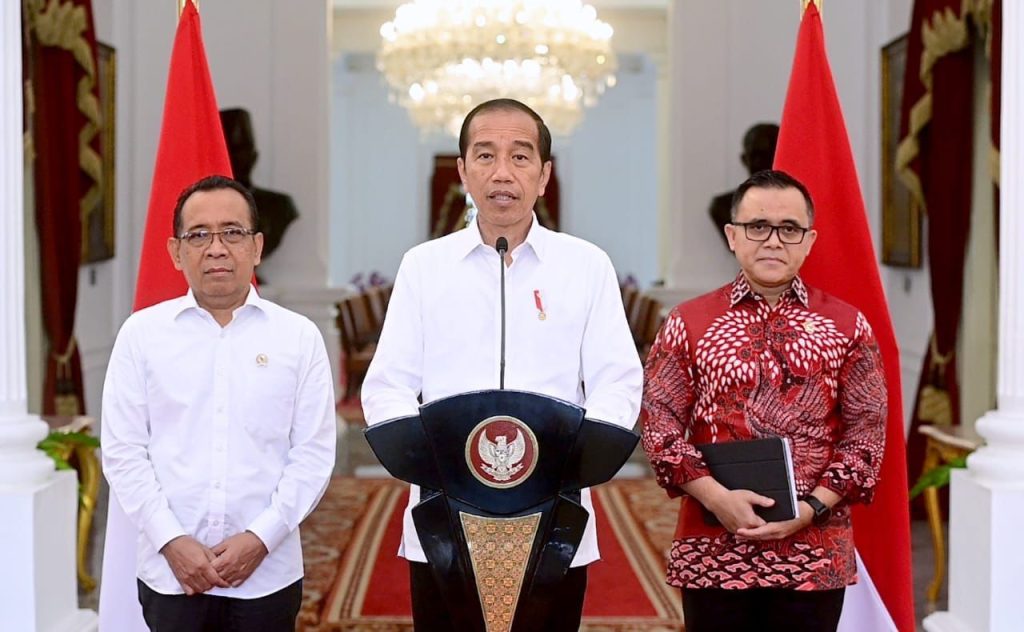 Presiden Jolowi Buka 2,3 Juta Lowongan ASN, Simak Penjelasannya Presiden Republik Indonesia Joko Widodo didampingi Menteri Sekretaris Negara Pratikno dan Menteri Pendayagunaan Aparatur Negara dan Reformasi Birokrasi (PANRB) Abdullah Azwar Anas saat memberikan keterangan pers, di Istana Negara, Jumat (05/01). (Dok:menpan.go.id)