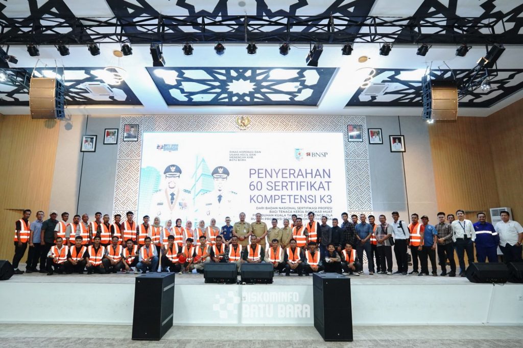 Tingkatkan Kualitas SDM, Bupati Batu Bara Serahkan 60 Sertifikat Kompetensi K3