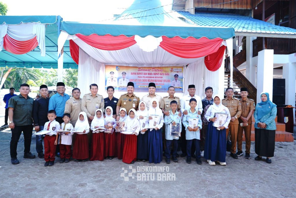 Komitmen Dukung Pendidikan, Bupati dan Wabup Batu Bara Serahkan Puluhan Seragam Sekolah