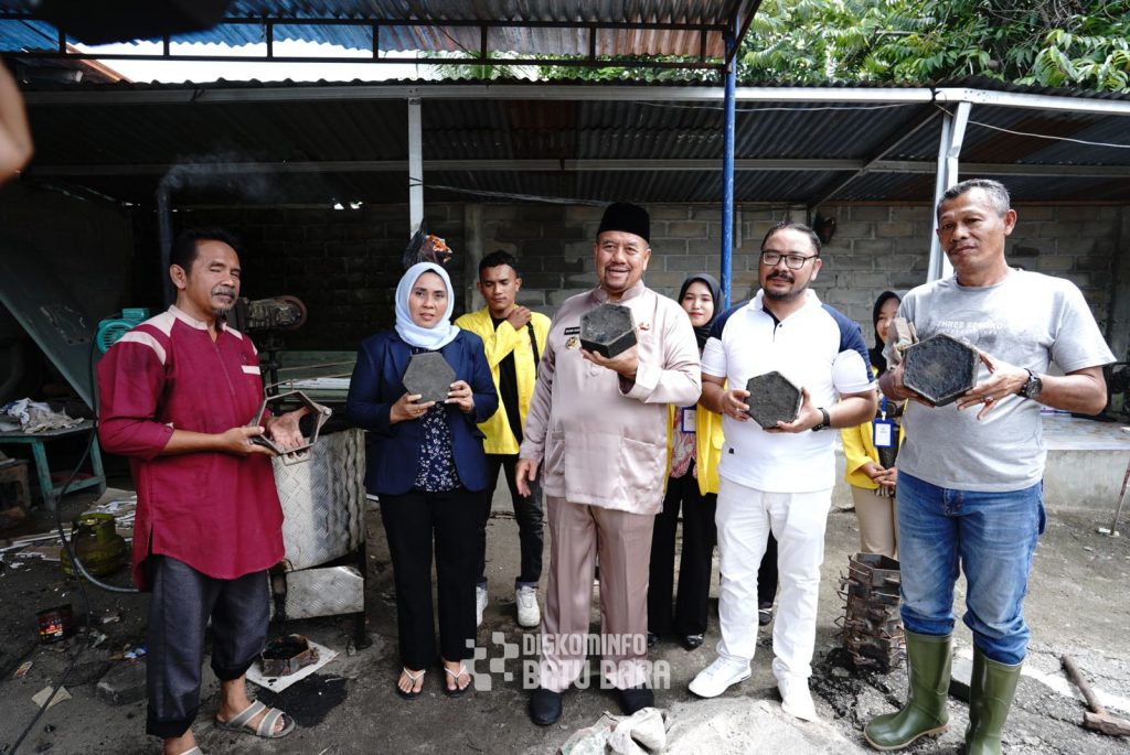 Bupati Batu Bara Kunjungi Pembuatan Paving Block dari Sampah Plastik di Desa Mangkai Baru